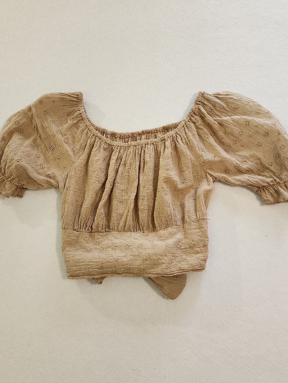 Whos That Girl Women's Beige Eyelet Peasant Crop Top With Tie Bow Size Small